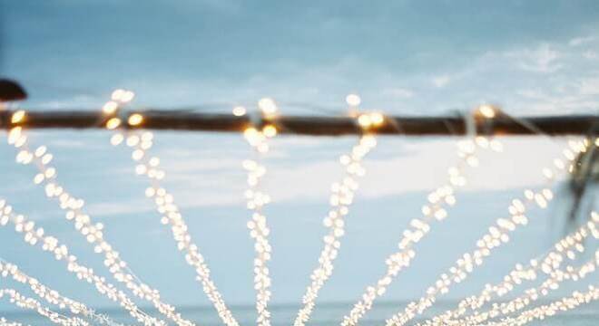 festa de casamento ao ar livre decorada com pisca pisca