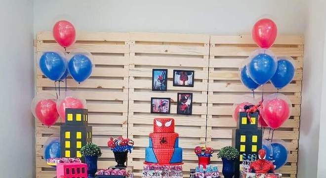 festa do homem aranha barata e simples decorada com painel de pallets 