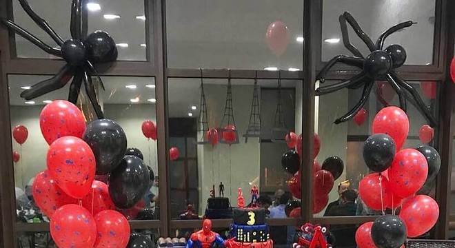 festa do homem aranha simples com aranhas de bexiga