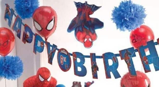 festa do homem aranha simples decorada com boneco grande e bexiga com rosto do personagem