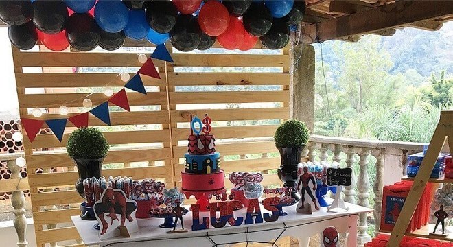 festa do homem aranha simples decorada com caixotes de madeira 