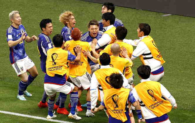 Festa dos jogadores japoneses após a histórica virada sobre a Alemanha.