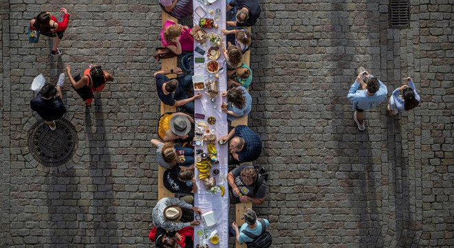 O banquete foi a forma encontrada pela prefeitura de Praga para dar as boas-vindas aos novos visitantes depois do isolamento social