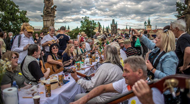 Praga reabriu para o turismo com um banquete a céu aberto, com muita comida e música