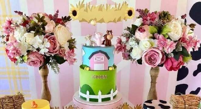 festa fazendinha rosa decorada com arranjo de flores e bolos diferentes Foto Convites e Artes Digitais