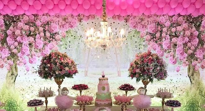festa infantil bailarina decorada com grandes arranjos de rosas