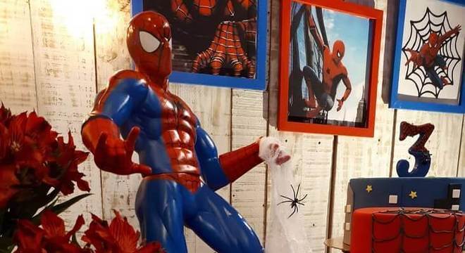 festa infantil do homem aranha decorada com boneco grande