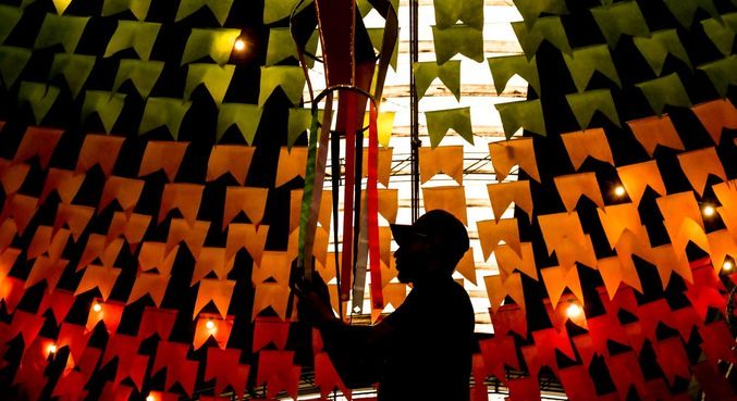 Decoração de festa junina no Centro de Tradições Nordestinas, na zona norte de SP