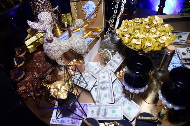 Decoração da festa de Mirella tinha muito dinheiro, objetos dourados, pérolas e brilho
