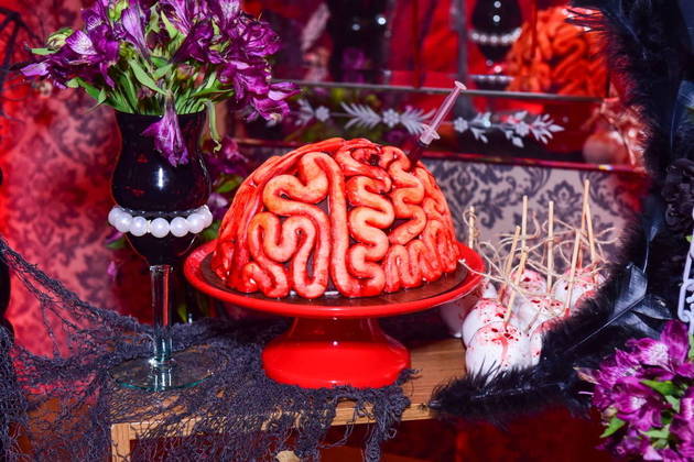Os detalhes da festa ficaram impressionantes, com uma decoração de arrepiar e docinhos que são, ao mesmo tempo, lindos e só para quem tem estômago forte