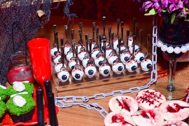 E aí? Teria coragem de comer um desses docinhos em formato de globos oculares? 