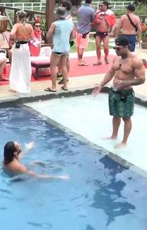 As melhores fofocas na beira da piscina da sede (reprodução RecordTV)