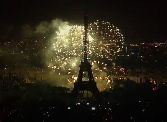 Festa Nacional Francesa - O 14 de Julho, dia histórico da Queda da Bastilha, é lembrado por toda a França, com bailes, desfiles, paradas militares e  comemorações com fogos de artifício. Locais icônicos da capital Paris, como a Champs-Elysées e a Torre Eiffel, são pontos especiais na celebração.