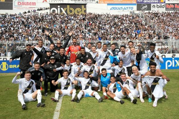 Jogadores da Ponte Preta comemoram no gramado do Majestoso a vitória por 1 a 0 diante do rival Guarani no dérbi de Campinas pela Série B