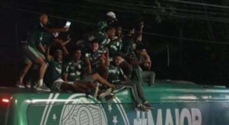 Jogadores do Palmeiras subiram no ônibus