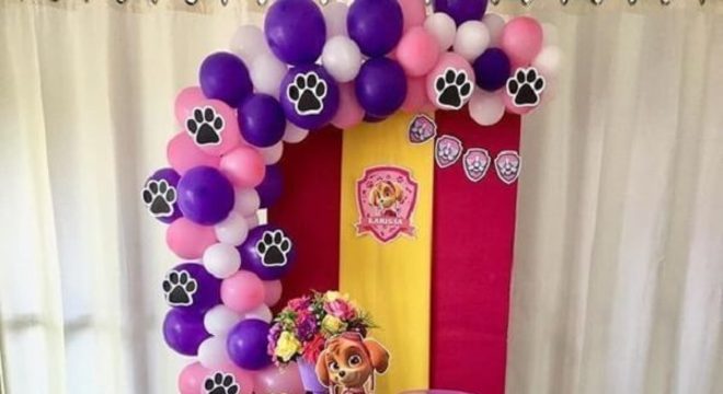 Festa patrulha canina simples com mesa de madeira branca