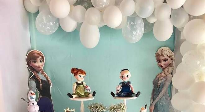 festa simples decorada com bolo da frozen 3 andares com ofaf no topo