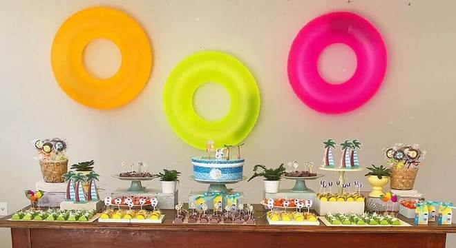 festa surpresa simples decorada com boias coloridas 