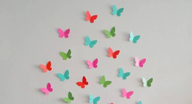 festa surpresa simples decorada com borboletas de papel na parede