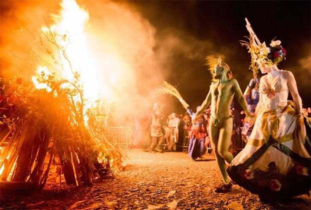 Festas com fogo que ocorrem anualmente na noite de solstício de verão são celebrações tradicionais, consideradas patrimônio cultural imaterial da humanidade desde 2015. 