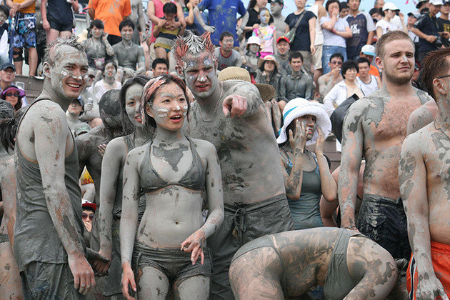 Festival de Lama (Coreia do Sul) - Durante duas semanas em julho, as pessoas participam de competições na lama (natação, lutas, corridas) em Boryeong, a 200 km da capital Seul. O evento foi criado em 1999 para promover cosméticos feitos a partir da lama da região, rica em minerais e considerada benéfica para a pele. 