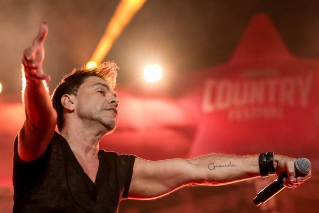 Zezé levou à apresentação seu eterno carisma e encantou os fãs que lotaram o festival