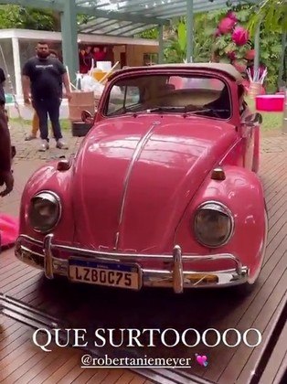 A decoração ficou por conta de Roberta Niemeyer, que é especialista em festas. Um dos itens mais extravagantes do ambiente foi este fusca 