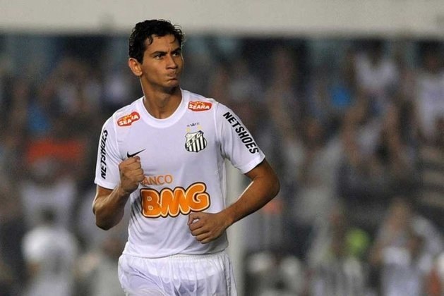 Fez boas temporadas no São Paulo, mas nunca correspondeu às expectativas criadas de quando surgiu no Santos. Passou pelo Sevilla e hoje é reserva no Fluminense