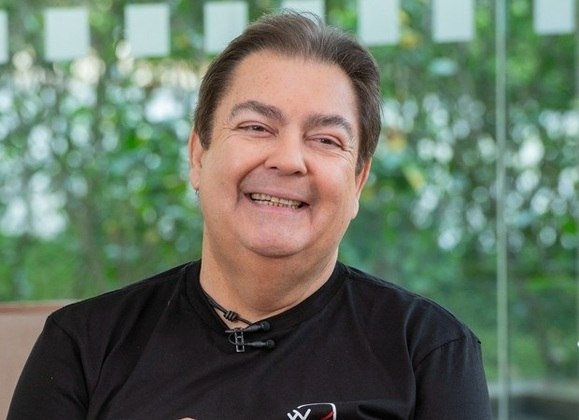 Um dos artistas mais conhecidos da TV, Fausto Silva prefere a discrição quando o assunto é vida pessoal. Não por acaso, o comunicador não tem perfil próprio nas redes sociais e aparece raramente, apenas quando a mulher ou um dos filhos compartilham fotos dele. Na maioria da vezes, Faustão chama a atenção e vira assunto entre os internautas com a exposição da intimidade. Relembre, a seguir, cinco vezes em que o apresentador roubou a cena nas redes sociais da família