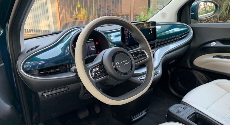 Acabamento em geral é muito bom com destaque para o painel pintado na cor do carro
