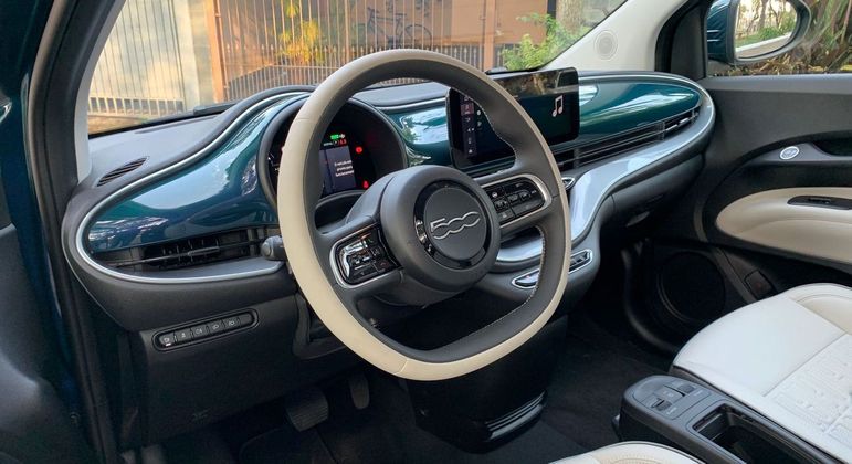 Acabamento em geral é muito bom com destaque para o painel pintado na cor do carro