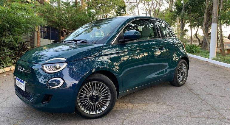 Carro tem rodas de 15 polegadas