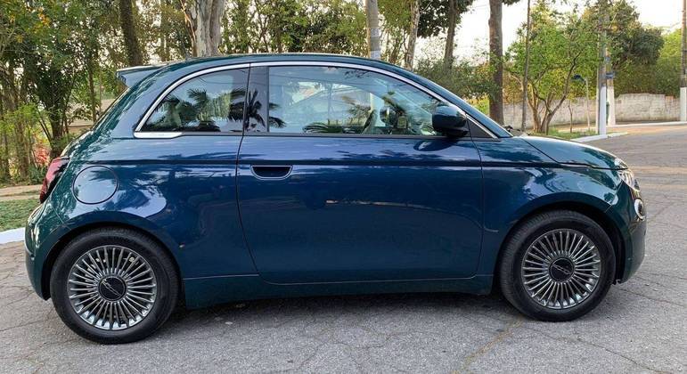 Em casa foi possível carregar o 500e em 4 horas