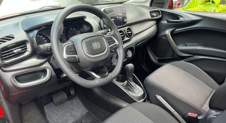 Interior versão Drive tem bancos em tecido e acabamento simplificado