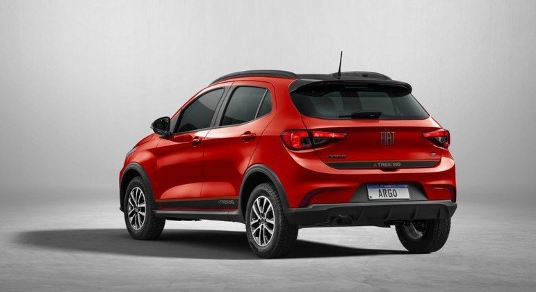 Configuração Fiat Argo Trekking 1.3 AT conta com adesivos em preto com detalhes em laranja