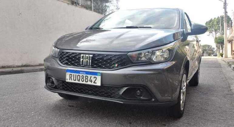 Nesta versão a grade na cor preta tem o emblema Fiat Flag