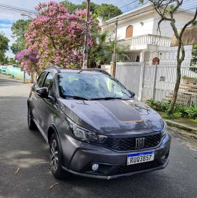 Modelo traz acabamento aventureiro no capô e nas laterais 