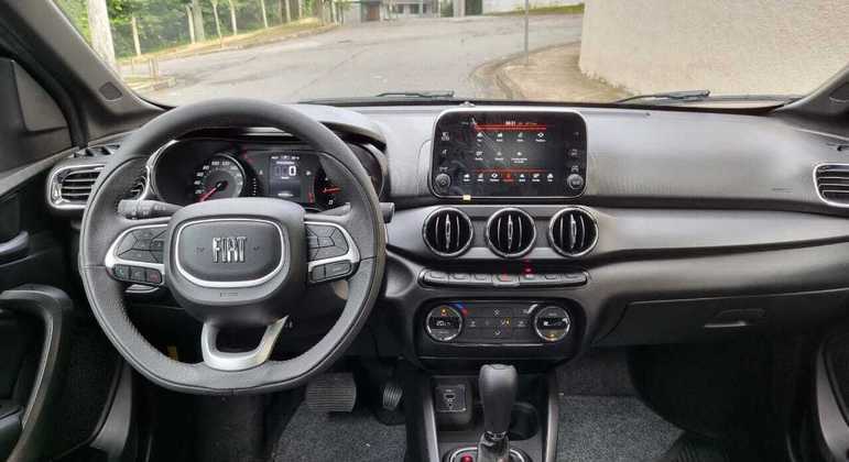 Central multimídia Uconnect é de 7 polegadas com conexão com Android Auto e Apple CarPlay