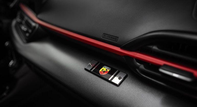 Painel recebeu logomarca Abarth e acabamento em vermelho