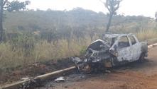 Vídeo: carro pega fogo após batida com caminhonete no DF