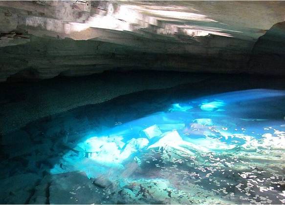 Fica em Arraial do Cabo, na Região dos Lagos, e é famosa por ter a tonalidade azul que se forma quando o sol penetra na caverna. 