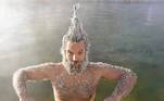 Aqueles que resolvem participar da brincadeira mergulham nas águas quentes de cerca de 42°C, conhecidas como Takhini Hot Springs, o que torna possível modelar o cabelo em todos os formatos que a criatividade permitirVEJA TAMBÉM: Só para ricaços: concurso de beleza de camelos agita o Catar durante Copa do Mundo