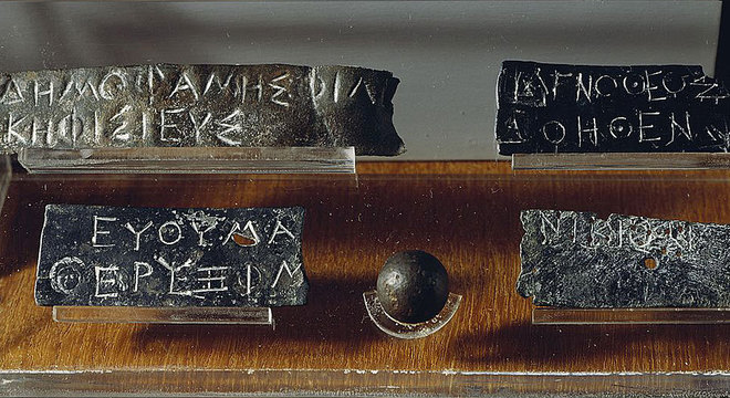  Estas são algumas das fichas usadas ​​para escolher um grupo de magistrados responsáveis ​​por administrar certas punições e supervisionar a prisão, que serviam durante um ano.