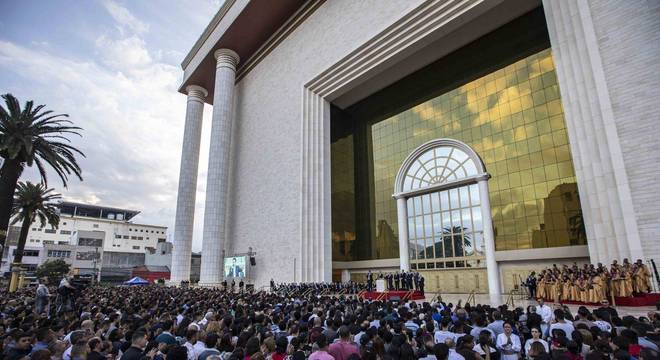 Fiéis acompanham solenidade de troca de bandeiras no Templo de Salomão