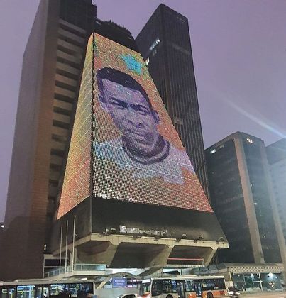 O prédio da Fiesp (Federação das Indústrias do Estado de São Paulo) foi outro edifício que adotou uma iluminação diferente, na qual estampava uma imagem de Pelé na própria fachada