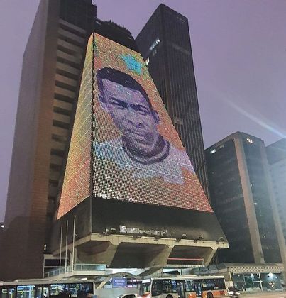 O prédio da Fiesp (Federação das Indústrias do Estado de São Paulo) foi outro edifício que adotou uma iluminação diferente, estampando uma imagem de Pelé na própria fachada