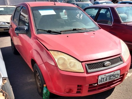 Uma das pechinchas é o Ford Fiesta vermelho, com preço mínimo de R$ 1.000