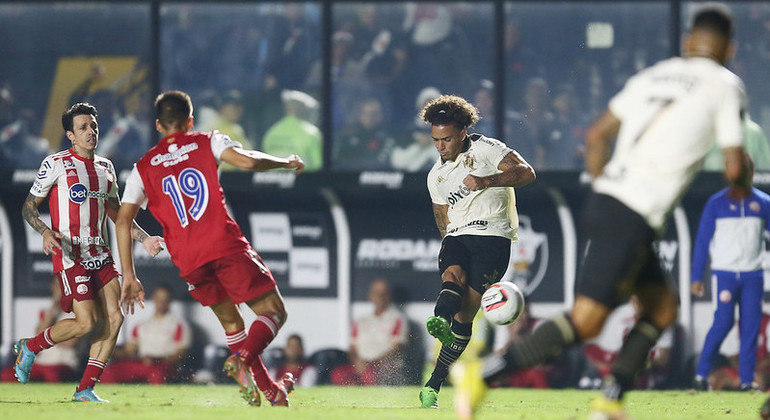 Figueiredo bateu com estilo para anotar o 4º gol do Vasco na vitória sobre o Náutico