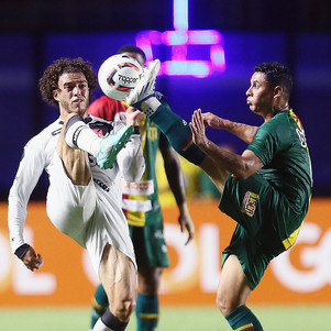Figueiredo disputando jogada com Rafael Vila