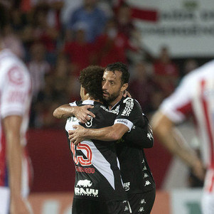 Figueiredo recebe abraço de Nenê durante comemoração 